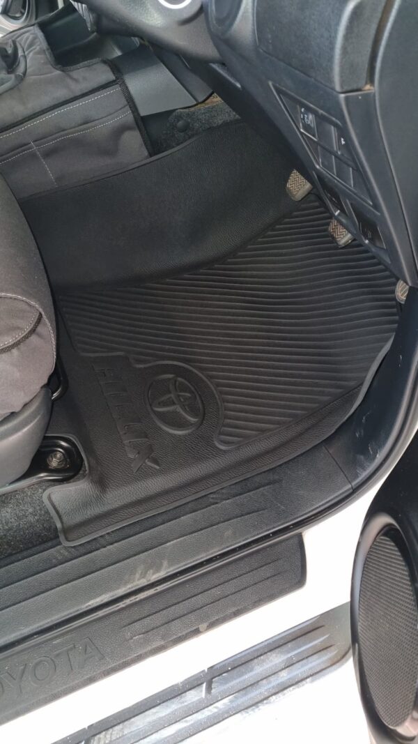 TOYOTA HILUX VIGO DOUBLE CAB MOULDED RUBBER MATS - Image 6