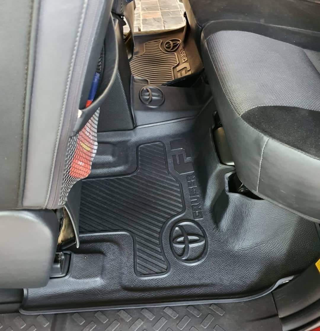TOYOTA FJ CRUISER FULL SET MOULDED RUBBER MAT