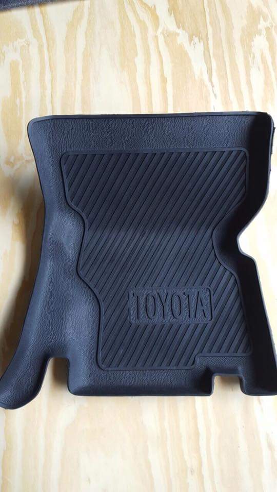 TOYOTA LAND CRUISER FJ40 FRONT AND REAR MOULDED RUBBER MATS - Image 3
