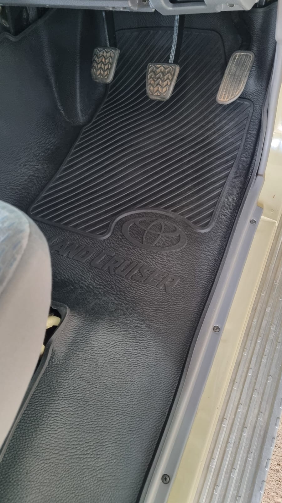 LAND CRUISER 79 SERIES SINGLE CAB MOULDED RUBBER MATS 2007-2023 - Image 7