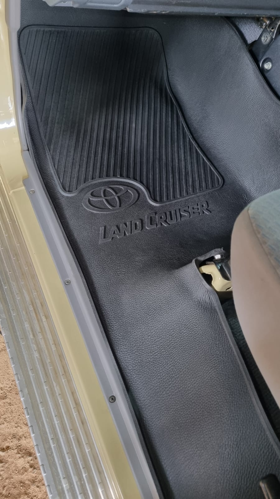 LAND CRUISER 79 SERIES SINGLE CAB MOULDED RUBBER MATS 2007-2023 - Image 8