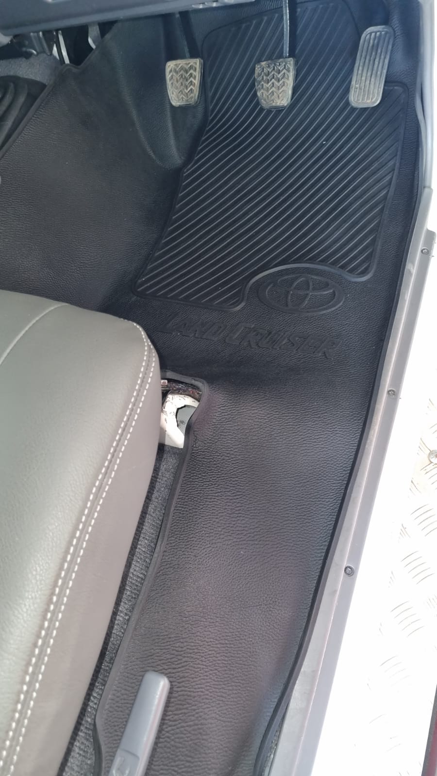 LAND CRUISER 79 SERIES SINGLE CAB MOULDED RUBBER MATS 2007-2023 - Image 5